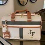 Mala Madison - Linho bege cru com detalhes caramelo e fita verde