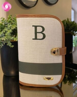 Porta Caderneta – Linho bege cru + caramelo + verde